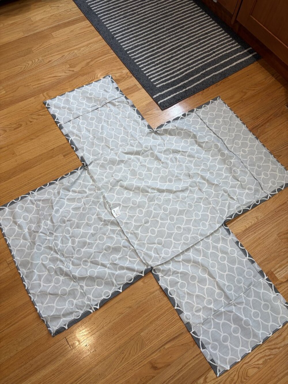 Like new! Grey and white geometric dog crate cover, 24L x 18W x 19H - Picture 5 of 8